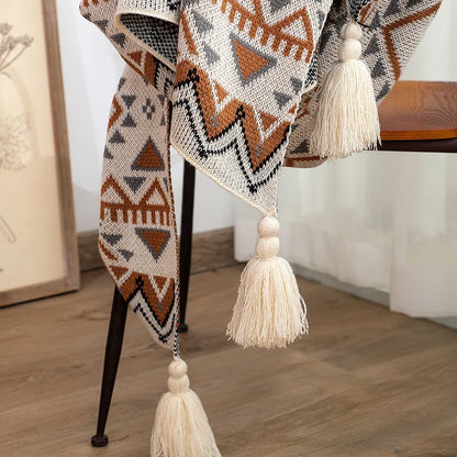Geometrische Boho Strickdecke mit Fransen