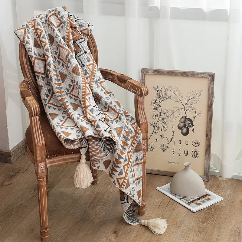 Geometrische Boho Strickdecke mit Fransen