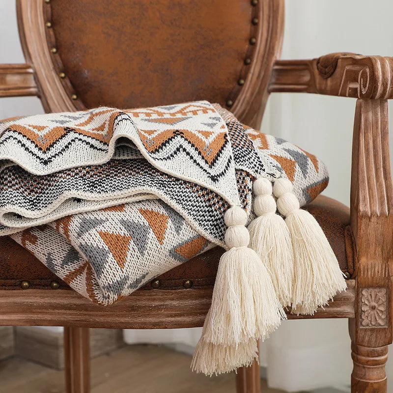 Geometrische Boho Strickdecke mit Fransen