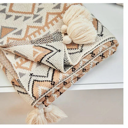 Geometrische Boho Strickdecke mit Fransen