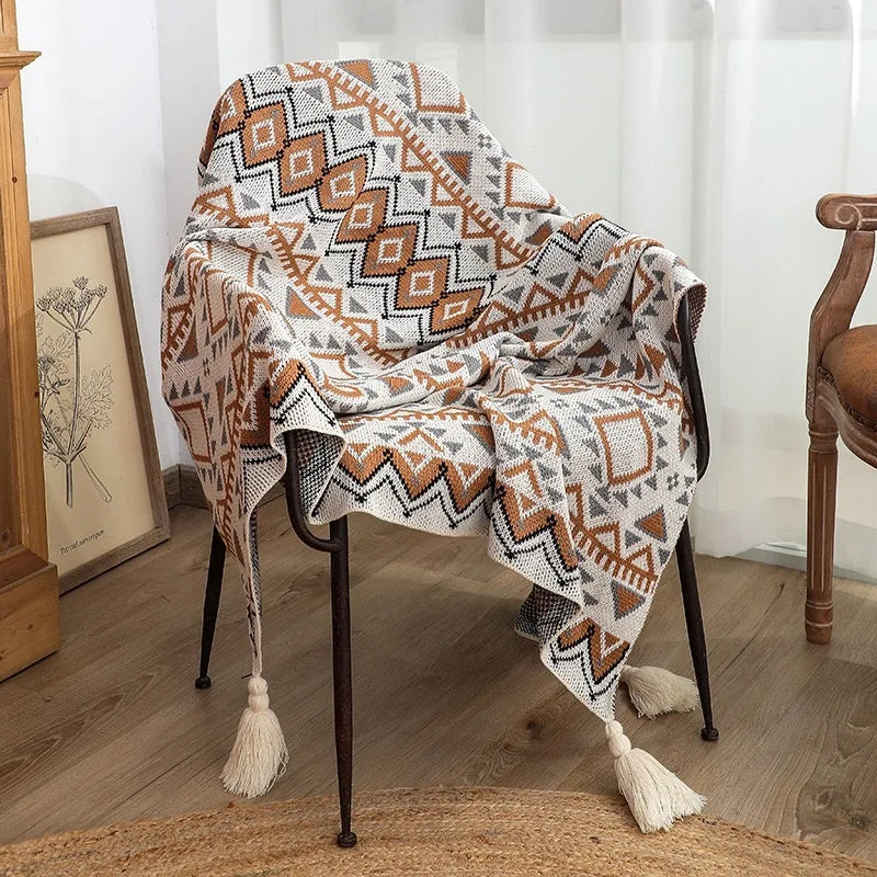 Geometrische Boho Strickdecke mit Fransen