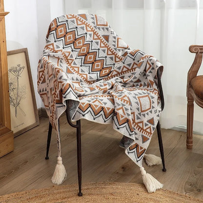 Geometrische Boho Strickdecke mit Fransen