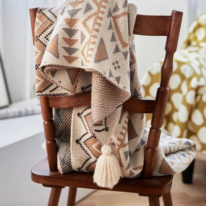 Geometrische Boho Strickdecke mit Fransen