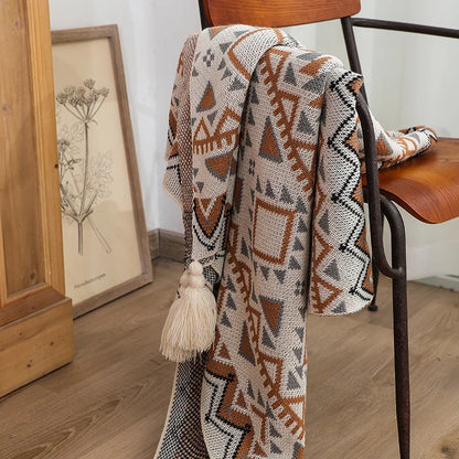 Geometrische Boho Strickdecke mit Fransen