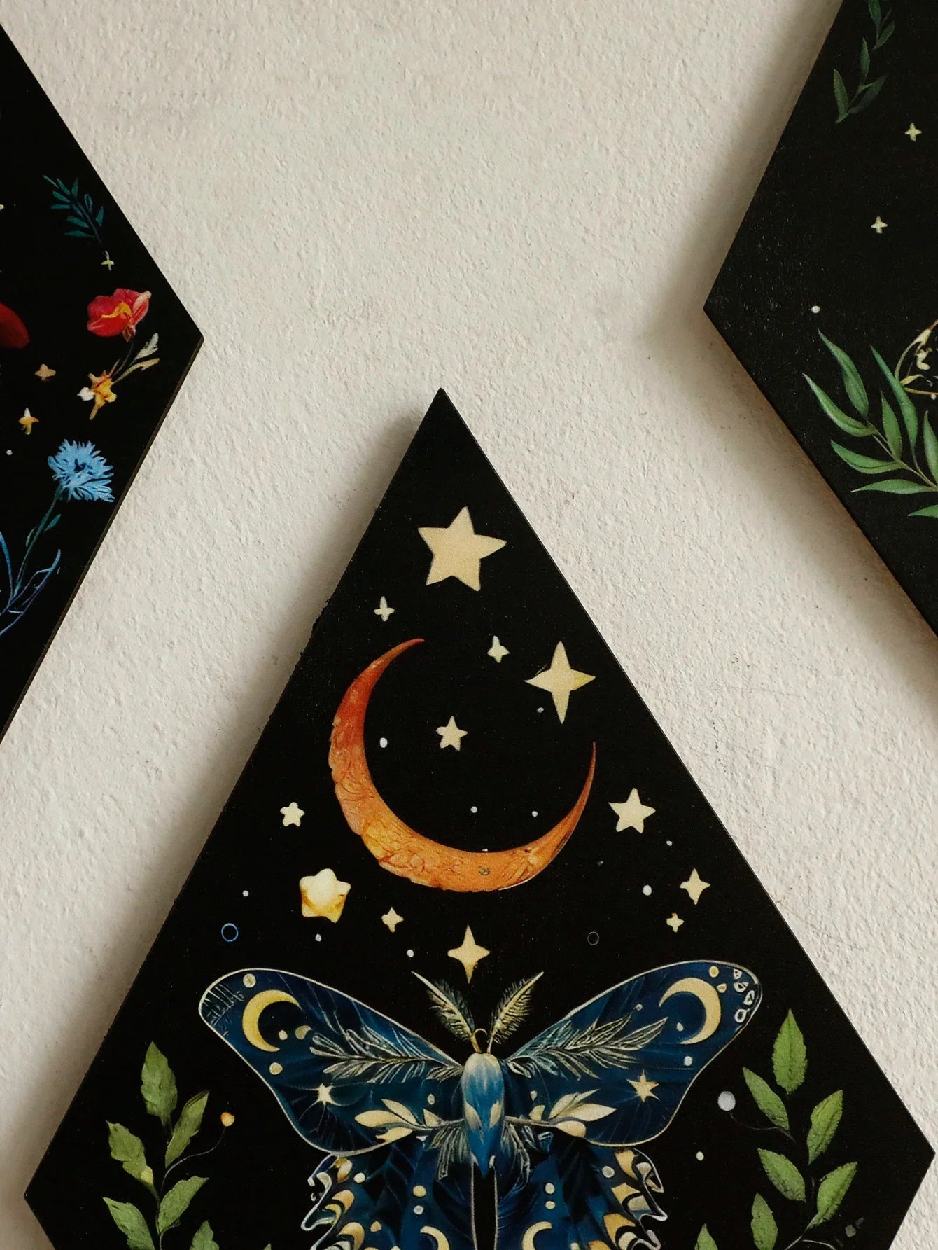 Schmetterling & Mond Holz Wandkunst – Handgemalte nordische Boho Wohnkultur Akzent