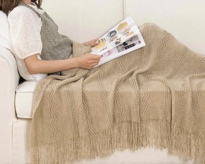 Boho Strickdecke – Weiche leichte Acryl-Decke mit Fransen