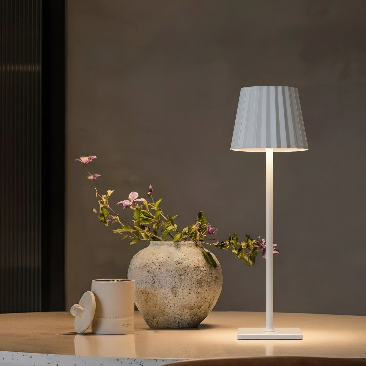 Drahtlose Tischlampe | Lampe für das Wohnzimmer | Moderne Tischleuchte mit Akku | VelaLume